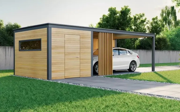 Auf dem Bild sieht man einen modernen Carport mit einem kleinen Holzgebäude daneben. Unter dem Carport steht ein weißes Auto, und rundherum befindet sich ein Garten mit grünem Rasen und Bäumen.