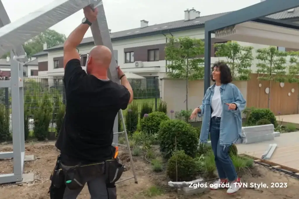 Mężczyzna montuje belkę kącika zabaw dla dzieci.