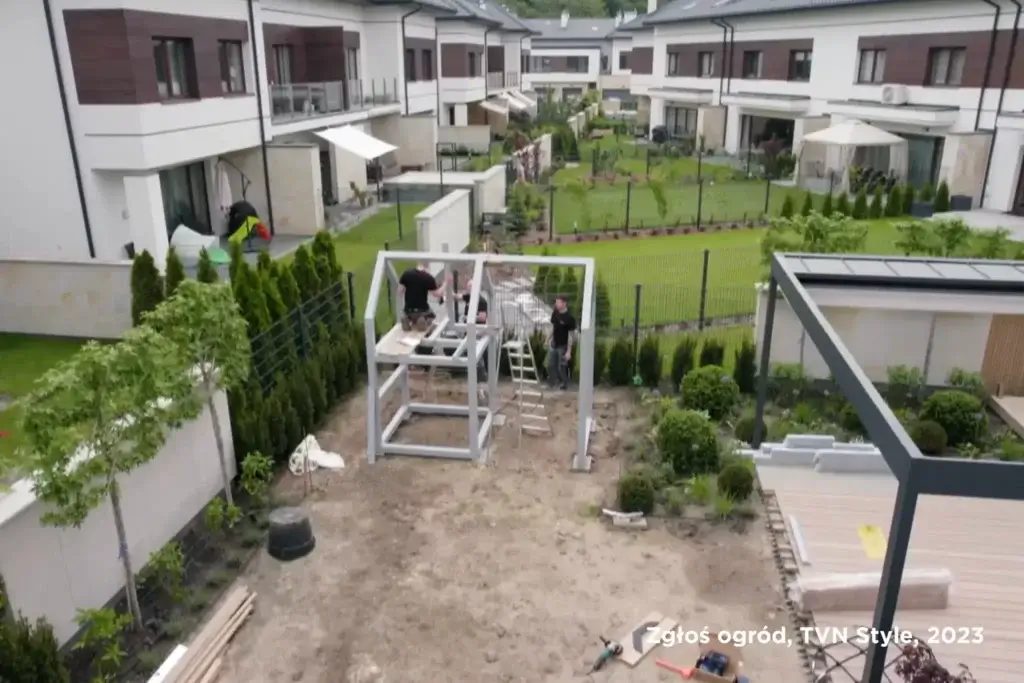 Montaż placu zabaw dla dzieci w małym ogrodzie. Widok z góry.