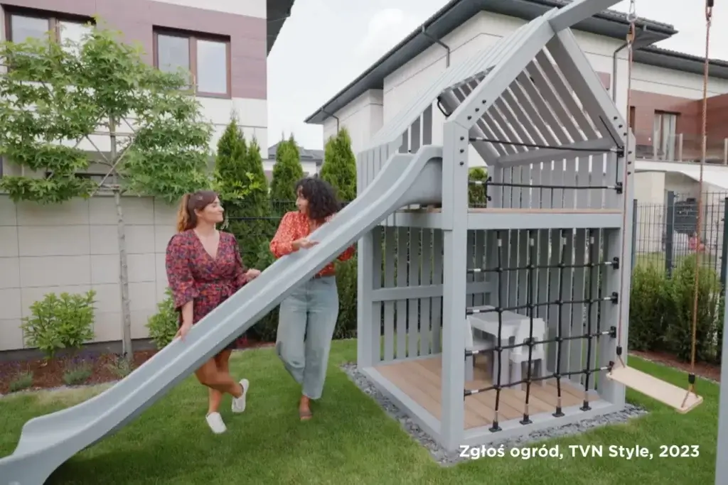 Gotowy plac zabaw dla dzieci od Pinegard oraz prowadzące program Zgłoś Ogród w TVN Style.
