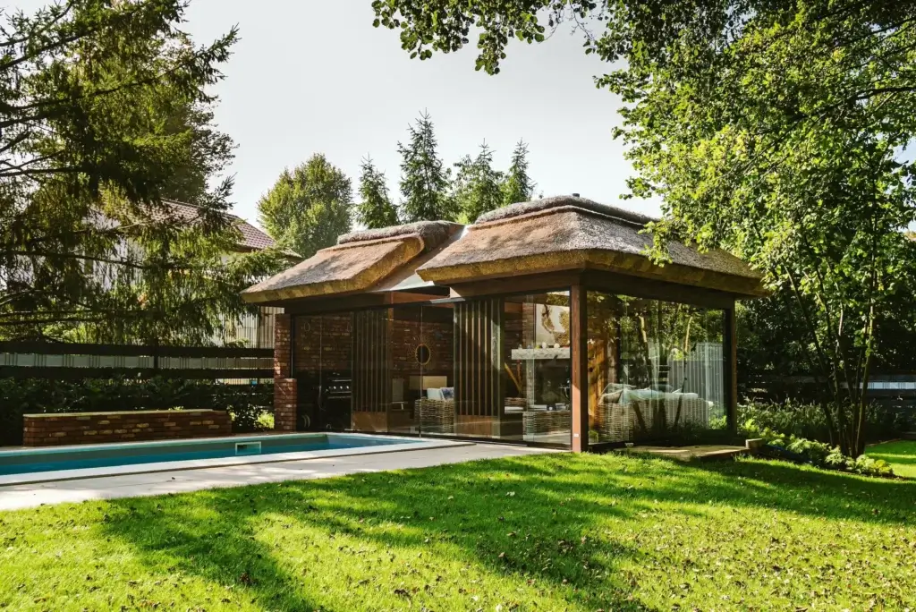 Zadaszenie altany ze strzechy. Altarna