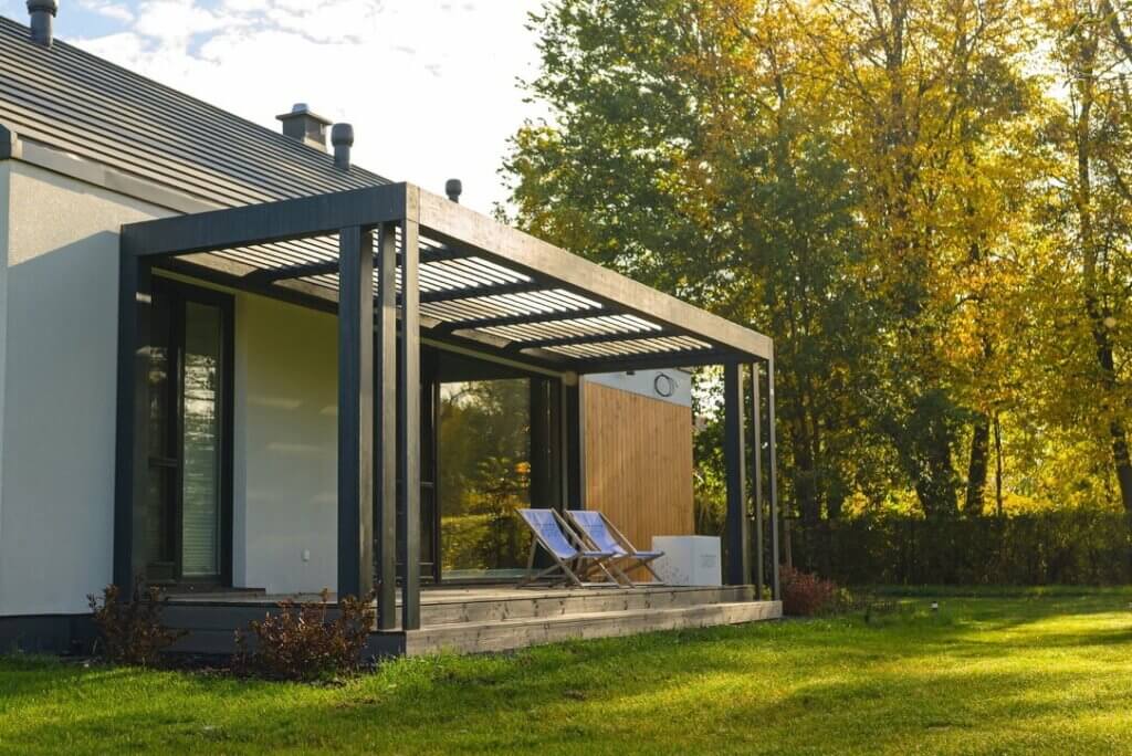 Gartenlaube aus Holz mit Glasdach